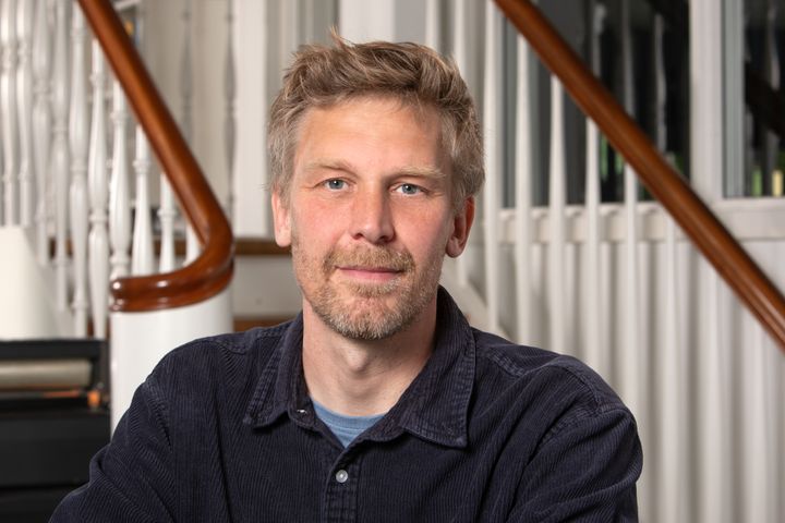 ”Jeg glædede mig til at blive en del af et stærkt team, hvor jeg kan bringe min brede erfaring fra byggebranchen i spil. Skou Gruppen er en solid virksomhed med nogle spændende opgaver og nogle meget imødekommende kolleger,” siger Emil Hansson.