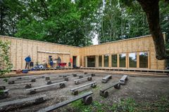 Der gøres klart til indvielsen af Pilehuset, Københavns Skolehaver på Bispebjerg.