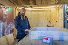 Skou Gruppen har to-tre tømrere tilknyttet projektet, som bl.a. bygger rammerne til de nye vinduer.