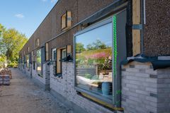 Skou Gruppen er nu i fuld gang med en omfattende modernisering og energioptimering af 66 almene boliger fordelt på 10 rækkehusblokke i Hørsholm for Boligselskabet Borgerbo.