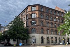 Ejenddommen er opført i 1907 og er registreret med SAVE-værdi 3, hvilket betyder, at bygningen er bevaringsværdig og underlagt særlige hensyn. Med respekt for ejendommens oprindelige arkitektur etableres tre nye tagboliger på det nuværende tørreloft ved bl.a. at forny og løfte hele tagkonstruktionen.