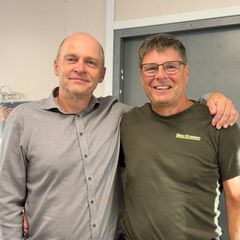 "Da Roland kom til Skou Gruppen for 25 år siden, talte var vi ganske få medarbejdere ud over Jesper Egund og jeg selv. Han er med sin person og faglighed en kulturbærer hos os, og jeg er glad for at være med til at fejre ham på jubilæumsdagen," siger adm. direktør og stifter Martin Skou Heidemann (tv).