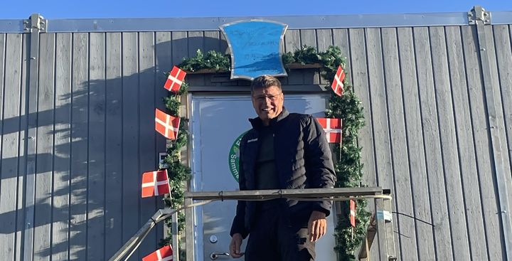 ”Vi er nogle erfarne folk, som kender hinanden rigtig godt og næsten er som hinandens familie. Det - sammen med stor faglighed, stabilitet og praktisk erfaring - gør Skou Gruppen speciel. Jeg skal da være her, til jeg går på pension," siger byggeleder Roland Nøhr Hansen, som 10. september 2026 kan fejre 25-års jubilæum hos Skou Gruppen.