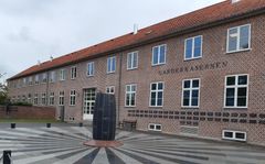 Bygning 60 blev oprindeligt opført i 1941 og blev senest gennemgribende renoveret i 1986. Skou Gruppen har gennemført den seneste gennemgribende renovering som led i rammeaftalen med Etablissement- og Terrænkommandoen i Region Hovedstaden.