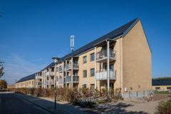 Renoveringen har omfattet 158 rækkehuse og fire boligblokke med 90 lejligheder. Desuden tre nye lejligheder i den gamle vaskeribygning og 26 stuelejligheder, som nu er omdannet til til tilgængelighedsboliger.