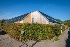 De gamle gavlfacader med den træbeklædning, som går igen i facadebeklædningen på rækkehusenes skure.