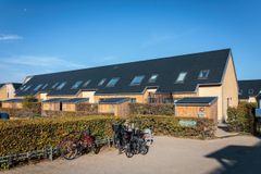 Der er brugt samme facadebeklædning på rækkehusenes skure som på karnapper og gavle.