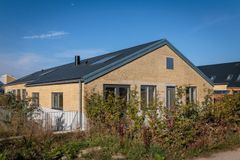 Det nye tag, den øgede isolering samt de nye vinduer kommer til at give et meget bedre indeklima og en bedre varmeudnyttelse for beboerne.