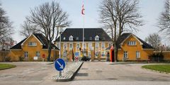 I bygning 41 på Høvelte Kaserne skal der etableres nye baderum, nye værelser og nye kommandokontorer samt renoveres gulve, ventilation og elinstallationer. Malerarbejde afslutter moderniseringen af rammerne for de værnepligtiges indkvartering.