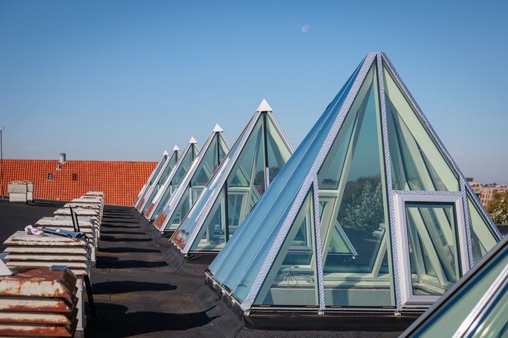 I Ballerup Hallen har projektet bl.a. omfattet udskiftning af syv pyramidevinduer, etablering af automatisk røgopluk, sanering af asbest samt udskiftning af vinduespartier og facadedøre.
