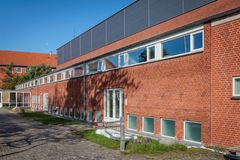 På Ballerup hallens nordside og sydside er asbestholdige eternitplader blevet fjernet, og facaden er opbygget på ny.