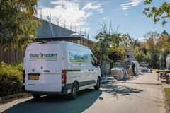 "Når man kombinerer efterisolering, nye tekniske installationer og forbedringer af klimaskærmen, får man en bygning, hvor store energibesparelser går hånd i hånd med et bedre indeklima og en bedre oplevelse for brugerne," " siger Patrick Buhl Nielsen fra Skou Gruppen.