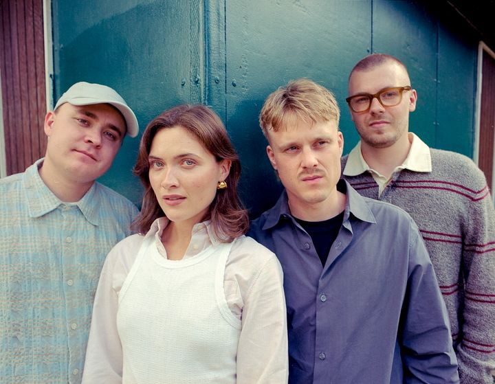 Helt i front på Koda Hitlisten ligger den danske popgruppe Blæst med sangen 'Elsker dig så meget'. Sangen har gået sin sejrsgang på både radiostationer, streamingtjenester og livescener i hele landet, hvilket gør det til det mest indtjenende nummer i 2025.