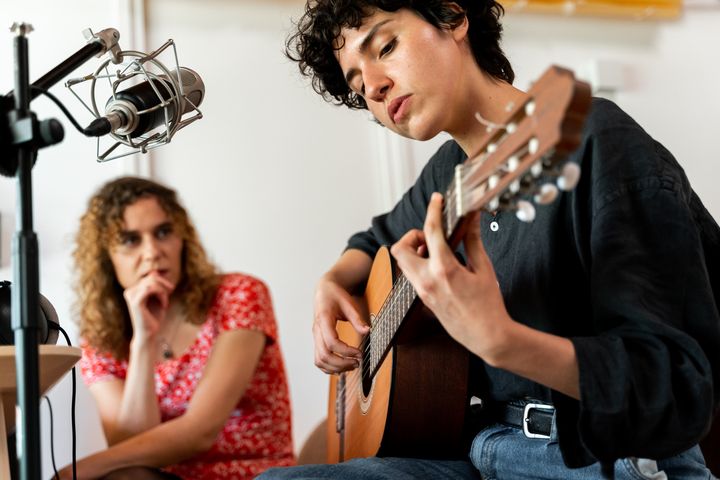 27 organisationer fra kulturlivet og de kreative erhverv præsenterer nu en række konkrete anbefalinger til, hvad kulturbranchen selv kan gøre for at styrke vilkårene før, under og efter barsel.