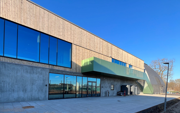 Den nye hovedbygning i Ryparkens Idrætsanlæg.