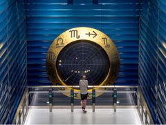 På metrostationen København Syd finder man kunster Henrik Plenge Jakobsens astronomiske ur. Med sit præcise billede af en række himmellegemers aktuelle position, rækker uret ud over den daglige rutine og giver passagerne en hilsen fra verdensrummet over stationen, som bliver et af hovedstadens største trafikknudepunkter.