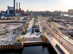 Enghave Brygge station ligger i et område, som er under stor udvikling. Her er M4 Sydhavn med til at forbinde den nye, havnenære bydel med byens ældre, historiske områder og centrum af København. Stationspladsen inviterer til et pusterum ved havnen. 