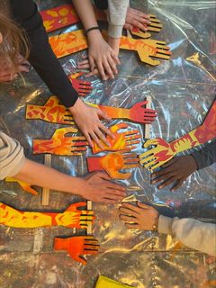 Forud for Skole OL-finalerne har udvalgte klasser fra Højdevangsskolen og Dyvekeskolen deltaget i en workshop, hvor de sammen med kunstner Maria Lau Krogh skabte et olympisk kunstværk, der hylder den olympiske ild ved hjælp af malede arme og hænder, der skal symbolisere flammer.