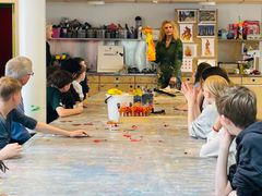 Forud for Skole OL-finalerne har udvalgte klasser fra Højdevangsskolen og Dyvekeskolen deltaget i en workshop, hvor de sammen med kunstner Maria Lau Krogh skabte et olympisk kunstværk, der hylder den olympiske ild ved hjælp af malede arme og hænder, der skal symbolisere flammer.