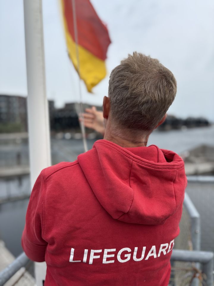 Livredder ved Havnebadet Sluseholmen hejser det rød-gule flag, som betyder "livredder på vagt".
