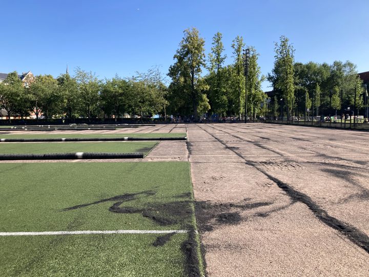 I Nørrebroparken er arbejdet med at udskifte underlaget på fodboldbanerne allerede gået i gang.