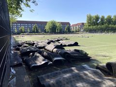 Kunstgræsset med gummigranulat er ved at blive udskiftet med en non-infill bane i Nørrebroparken.