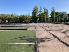 I Nørrebroparken er arbejdet med at udskifte underlaget på fodboldbanerne allerede gået i gang.
