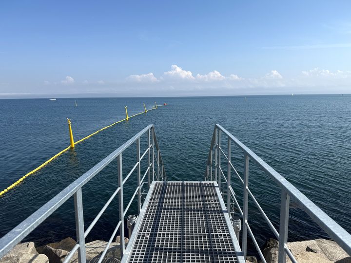 Havsvømmebanen er markeret med gule bøjer og banetov, så skibstrafikken nemt kan navigere udenom.