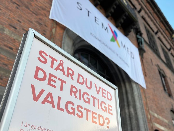 Plakater ved valgsteder i Københavns Kommune skal minde omkring 77.000 borgere om at tjekke, om de befinder sig ved det rigtige valgsted.