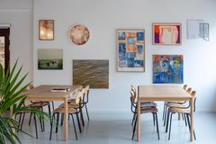 Til dagligt kan kunstværkerne findes på en lang række kommunale arbejdspladser og instutioner. Som her i Café B på Jobcenter København.