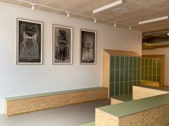 Til dagligt kan kunstværkerne findes på en lang række kommunale arbejdspladser og instutioner. Som her på Blaagaard Skole.