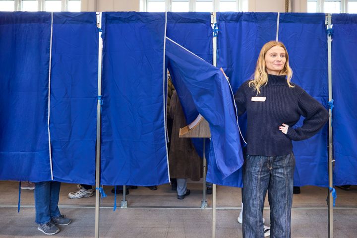 Som valgtilforordnet tager man i mod de mange vælgere og sikrer, at valghandlingen foregår både sikkert og korrekt.