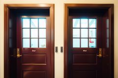 To døre markeret som "Dur" og "Mol" i øvelokaler.