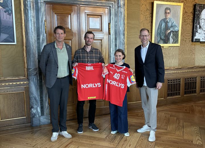 Kultur-, fritids- og borgerserviceborgmester Christopher Røhl og overborgmester Sisse Marie Welling med DanskHåndbolds formand Torsten Laen og administrerende direktør Heino Knudsen.