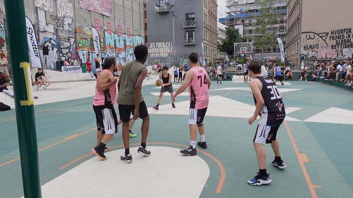 Børn og unge kan blandt andet prøve kræfter med basketball ved Kulturhus Indre By og Nørrebrohallen.