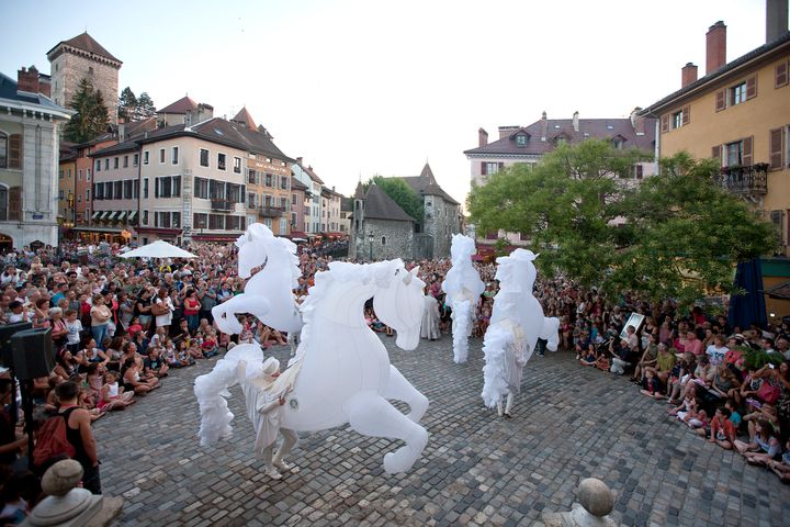 På Blågårds Plads kan du opleve FierS à Cheval - en poetisk gadeparade med svævende heste, musik og magi.
