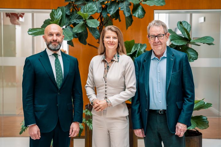 Ukraines ambassadør Andrii Yanevskyi, beskæftigelsesminister Ane Halsboe-Jørgensen og stifter af og protektor for Det Sociale Netværk/headspace Danmark Poul Nyrup Rasmussen.