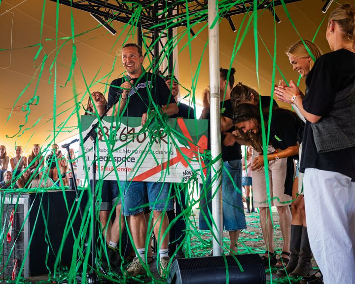 Frivillige og ungerådgivere fra headspace Aarhus overraskes med donationen fra Smukfonden.
