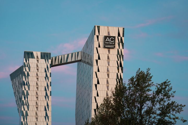 De to ikoniske tårne på AC Hotel Bella Sky rejser sig 76,5 meter over Ørestad. Foto: Bellagroup