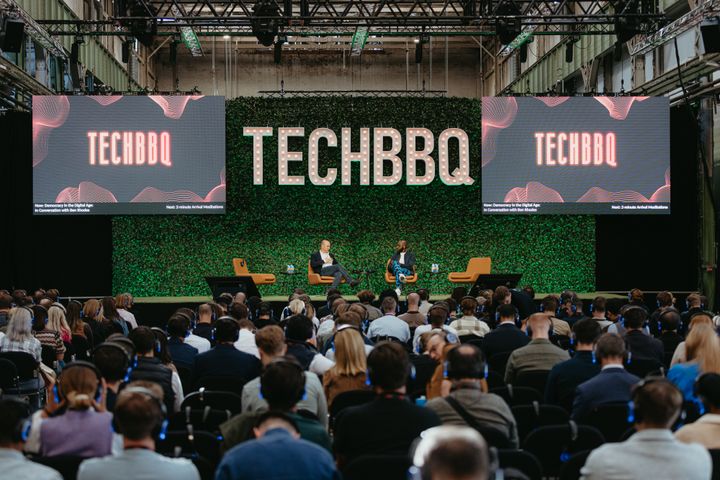 Ben Rhodes, Senior Advisor for The Obama Foundation, og Larry Madowo, International Correspondent hos CNN, på hovedscenen “BBQ Stage” den 12. September, 2024, i Lokomotivværkstedet. Foto: PR / TechBBQ