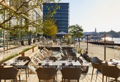 Stor terrasse ud til havnebadet og havnekanalen
