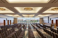 Det store ballroom med panoramavinduer kan både rumme fester og konferencer