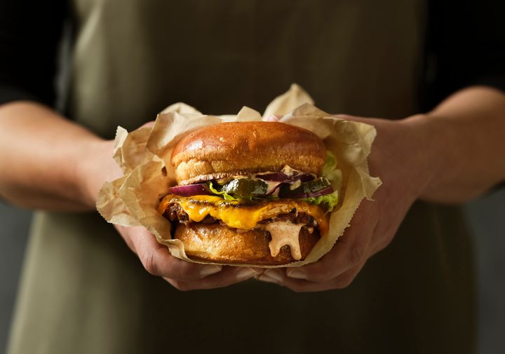 Meyers har udviklet en ny burgerbolle til salg i foodservice. Burgerbollen er 100% økologisk og bagt med ølandshvede og 10% puré af hvide bønner.