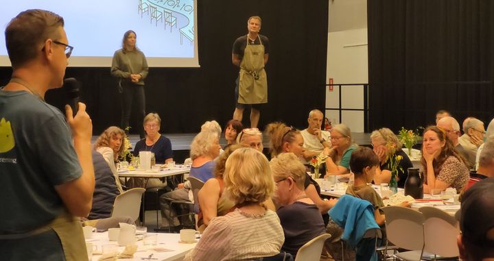 Infomøde i Kulturhuset Brønden i Brøndby Strand. Her kunne interesserede borgere, foreninger og virksomheder høre meget mere om mulighederne for at blive en del af Det længste bord.