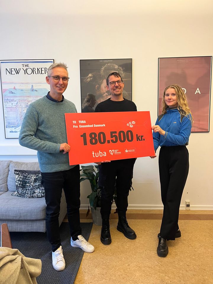 Kåre Skarsholm (t.v.) modtager den flotte donation på 180.500 kroner fra Martin Lærke (midten) og Astrid Novrup (t.h) fra Ensomhed Danmark.