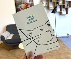 Et billede af TUBAs Skriveskoles nyeste antologi 'Fuck it. Forget. Få en kat.'