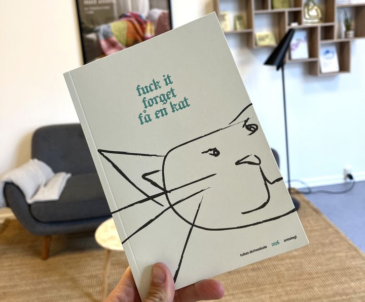 Et billede af TUBAs Skriveskoles nyeste antologi 'Fuck it. Forget. Få en kat.'