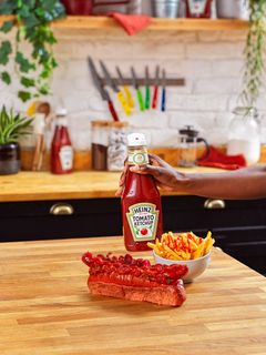 Heinz Ketchuphotdog har ketchup i alle elementer