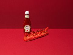 Billede af Heinz Ketchuphotdog, hvor alle elementer har ketchup i sig.