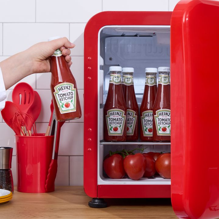 Minikøleskab fyldt med Heinz tomatketchup og tomater
